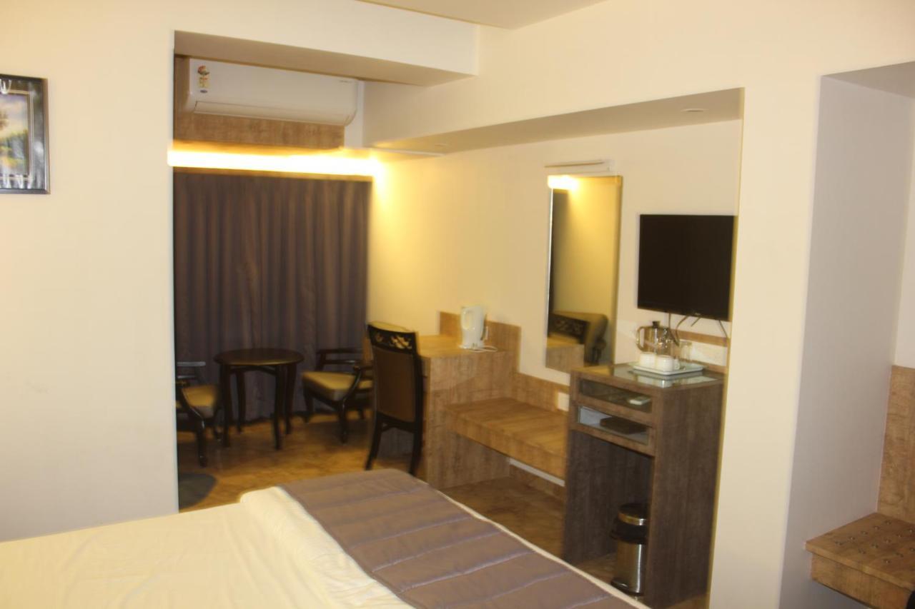 Nimantran Hotel Navi Mumbai Exterior foto