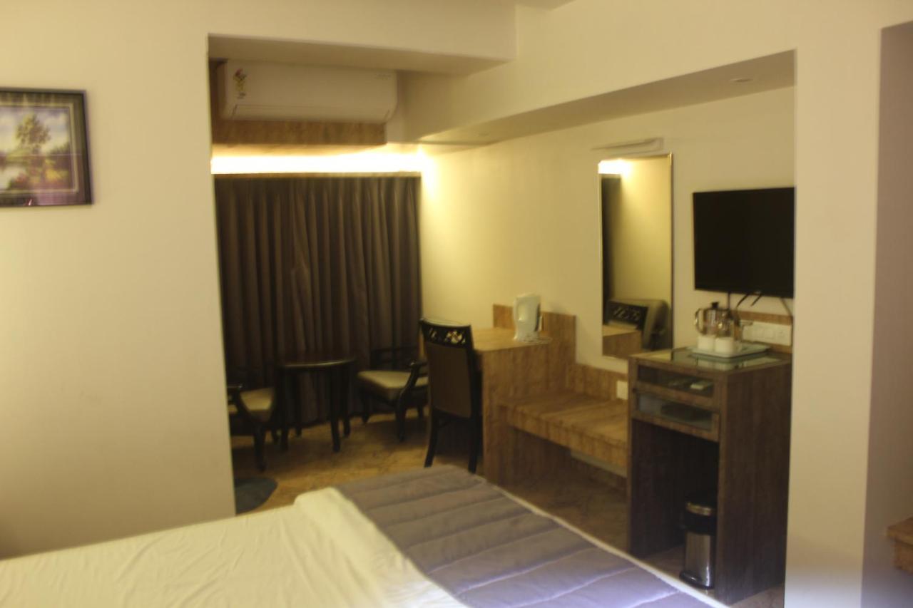 Nimantran Hotel Navi Mumbai Exterior foto