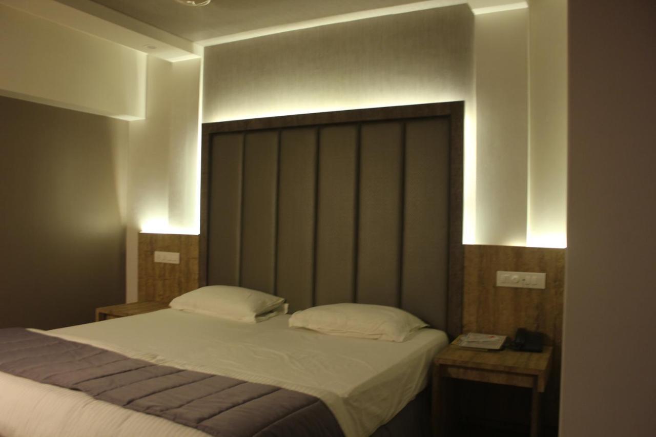 Nimantran Hotel Navi Mumbai Exterior foto